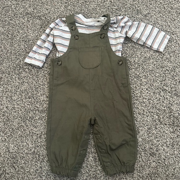 Boys lot 3 to 6 months clothes lightly used. Pet friendly. - Picture 4 of 8